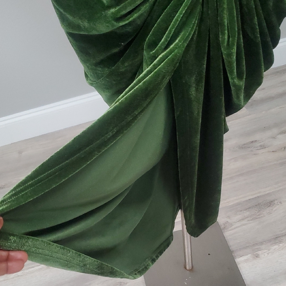 PrettyLittleThing Green Ruched Asymmetrical Cocktail Gown. - Picture 5 of 5